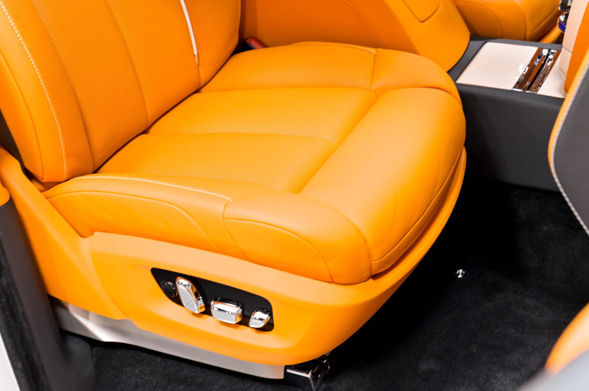 Used 2022 Rolls-Royce Phantom Sedan w/ The Phantom Package RWD image 28