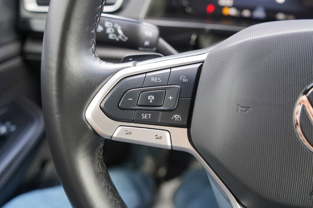 Used 2025 Volkswagen Atlas Cross Sport SEL R-Line image 32