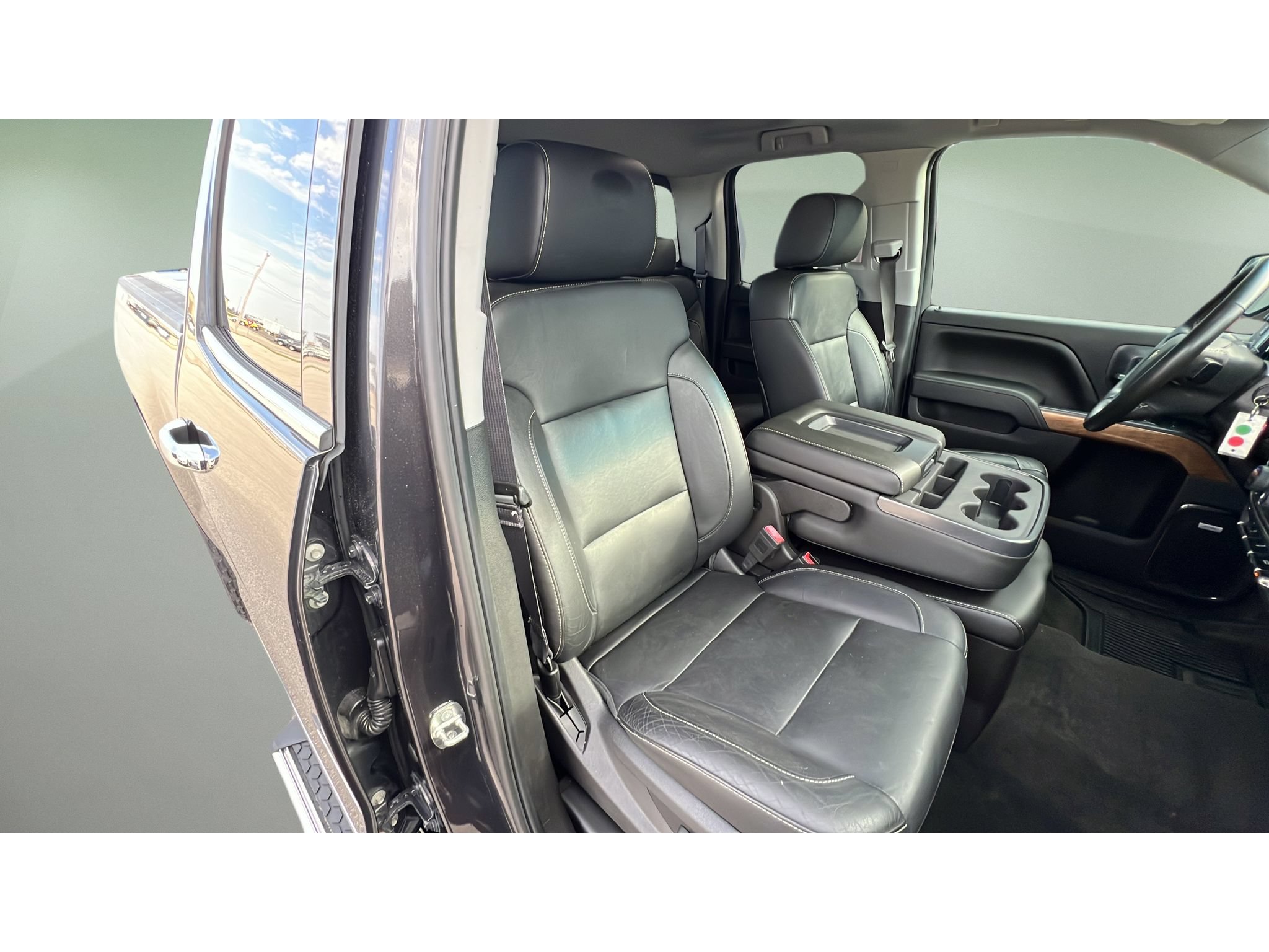 Used 2015 Chevrolet Silverado 1500 LTZ w/ LTZ Plus Package AWD/4WD image 32