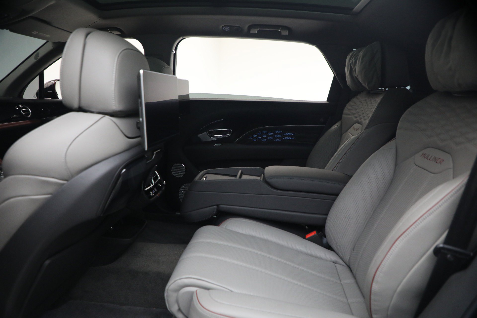 Certified 2024 Bentley Bentayga Extended Wheelbase AWD/4WD image 23