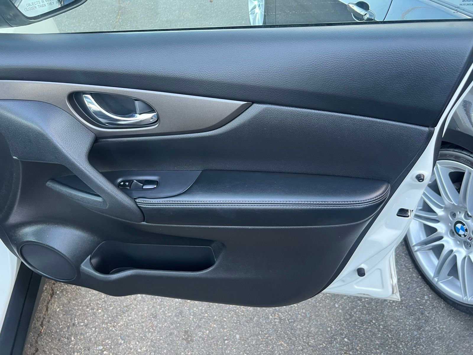 Used 2015 Nissan Rogue SV w/ SV Moonroof Package image 29