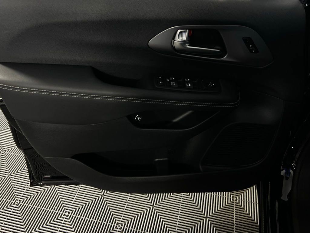 Used 2025 Chrysler Pacifica Select image 27