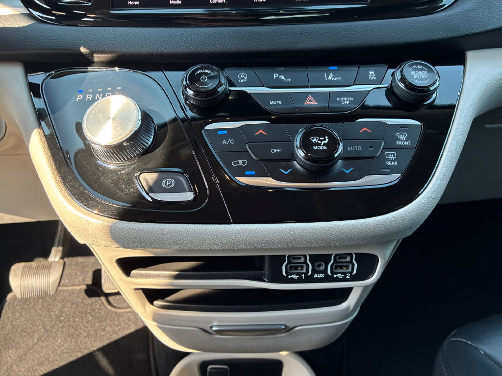Used 2023 Chrysler Pacifica Touring-L FWD image 23