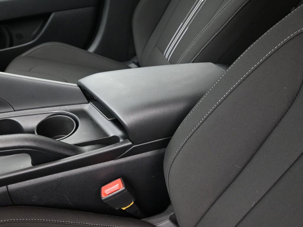 Certified 2025 Hyundai Elantra Sport image 28
