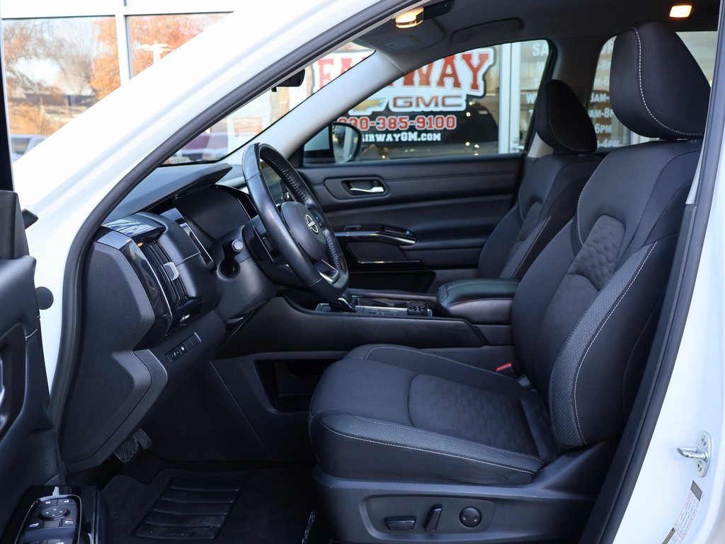 Used 2022 Nissan Pathfinder SV image 11