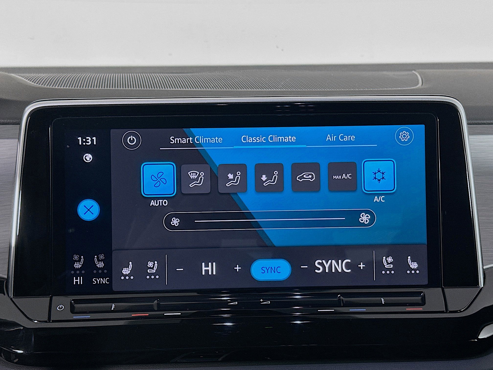 Used 2025 Volkswagen Atlas Cross Sport SE image 24