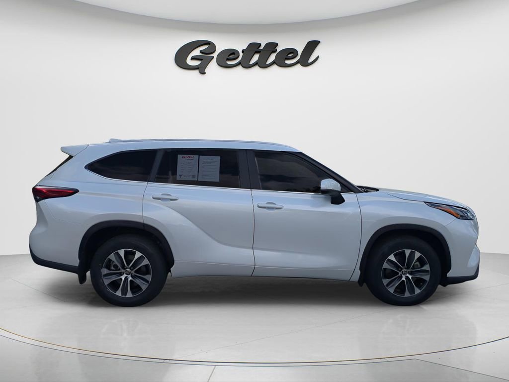 Used 2023 Toyota Highlander XLE image 4