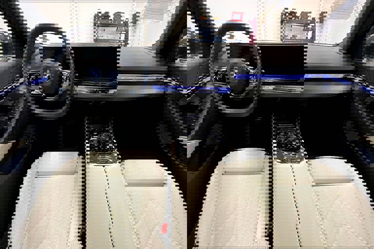 Used 2024 BMW i5 eDrive40i w/ Premium Package image 12