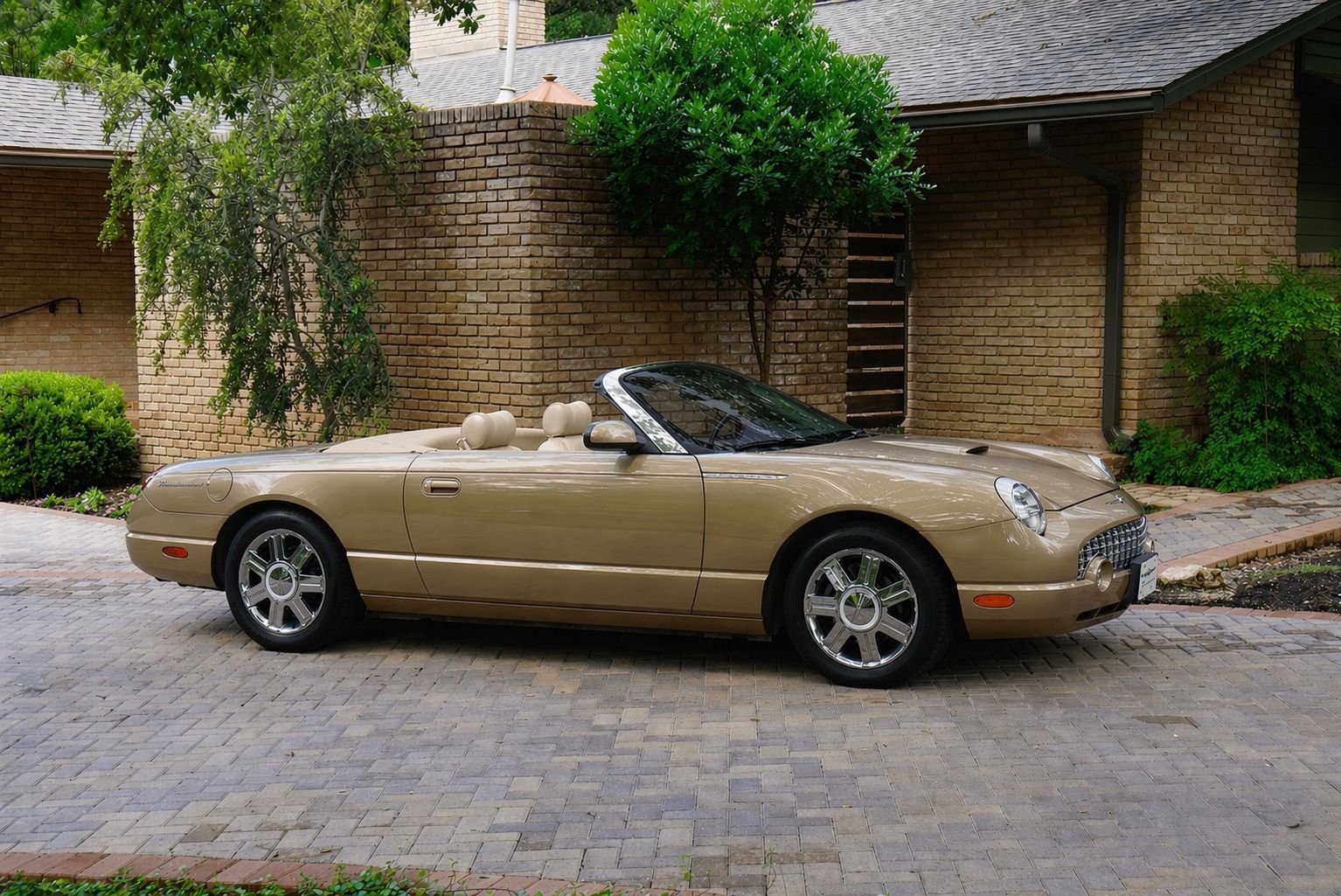 Used 2005 Ford Thunderbird 50th Anniversary RWD image 4