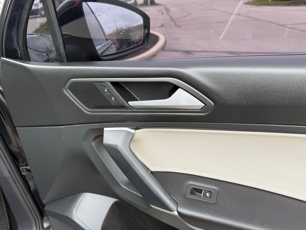 Used 2020 Volkswagen Tiguan SE w/ Panoramic Sunroof Package image 27