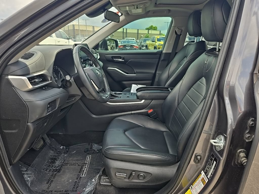 Used 2022 Toyota Highlander XLE FWD image 16