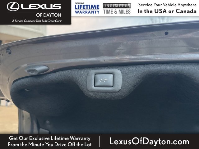 Used 2025 Lexus ES 300h w/ Luxury Package image 37