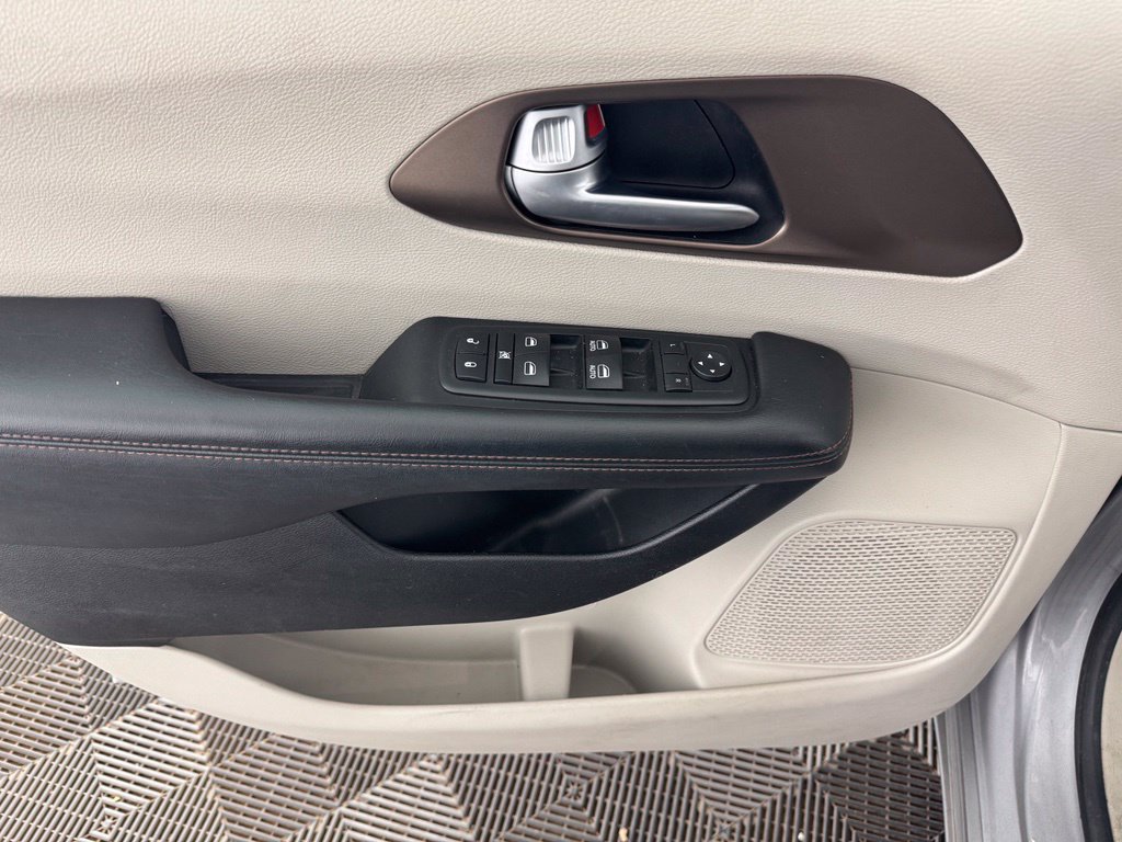 Used 2018 Chrysler Pacifica Touring-L FWD image 19