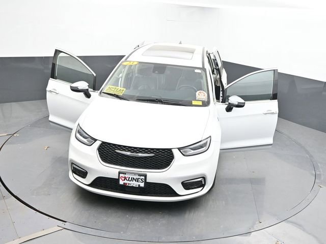 Used 2023 Chrysler Pacifica Limited FWD image 57