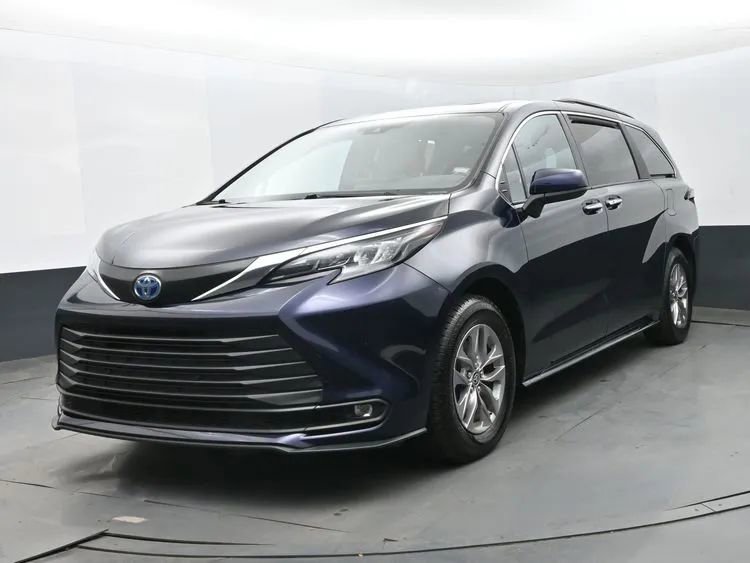 Used 2025 Toyota Sienna XLE image 1