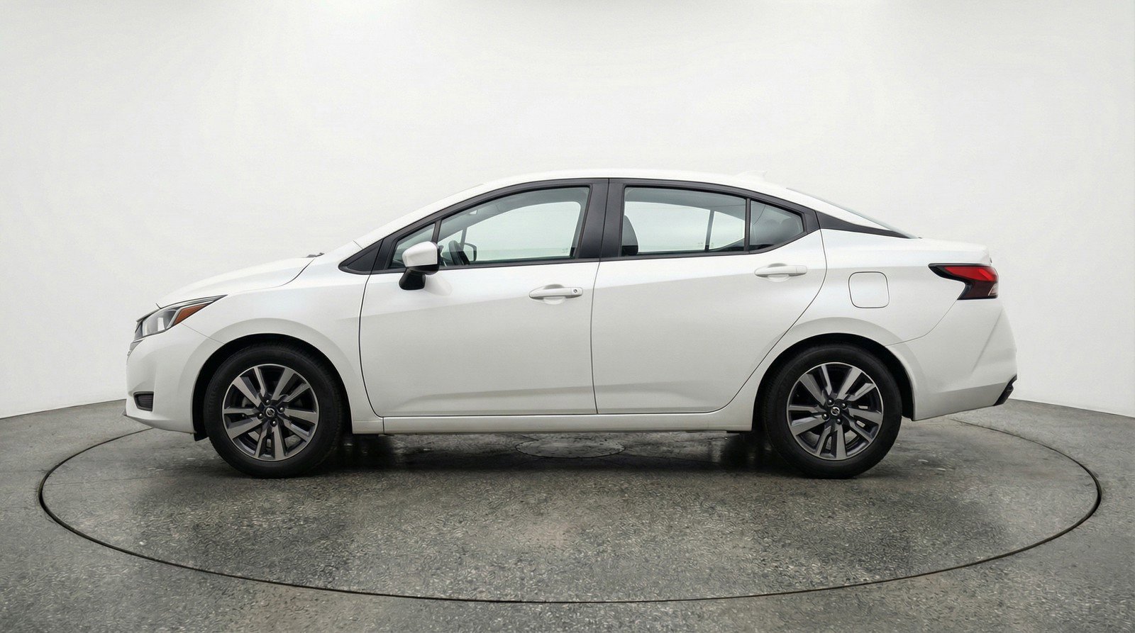 Used 2025 Nissan Versa SV image 5