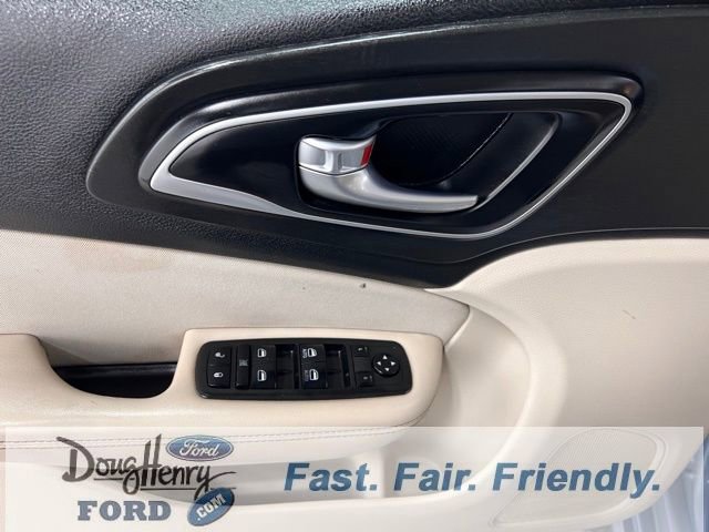 Used 2015 Chrysler 200 Limited image 21