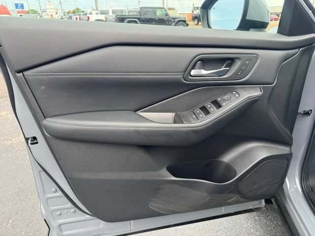 Used 2025 Nissan Rogue SL w/ Tech Package FWD image 18