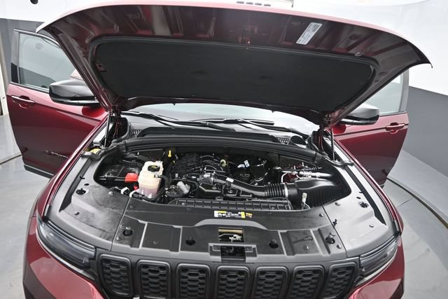 Used 2025 Jeep Grand Cherokee Altitude AWD/4WD image 37