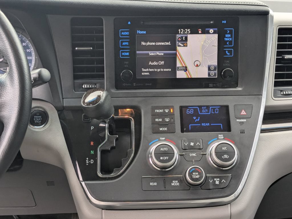 Used 2017 Toyota Sienna XLE w/ XLE Navigation Package FWD image 5