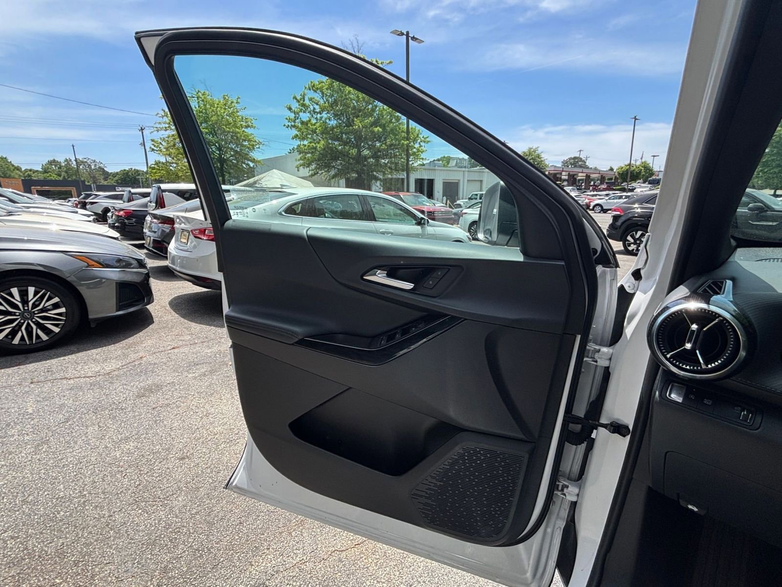 Used 2025 Chevrolet Equinox LT FWD image 18