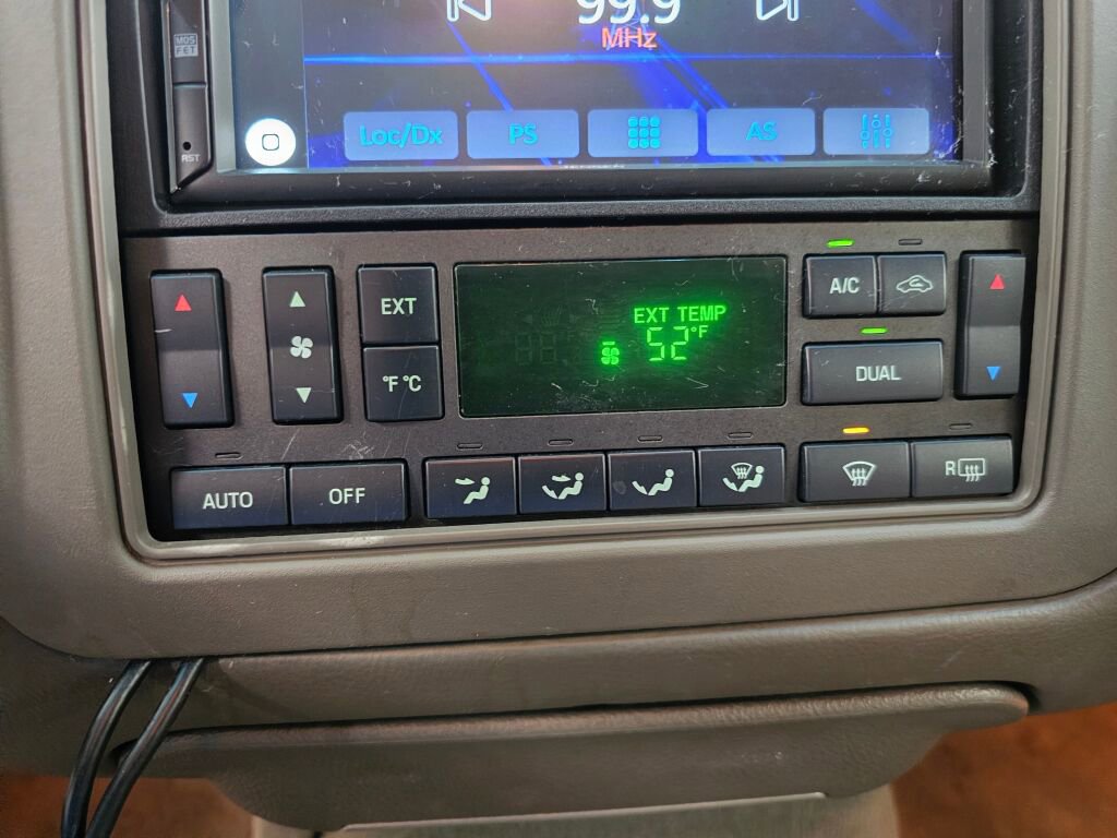 Used 2005 Lincoln Town Car Signature Limited image 22