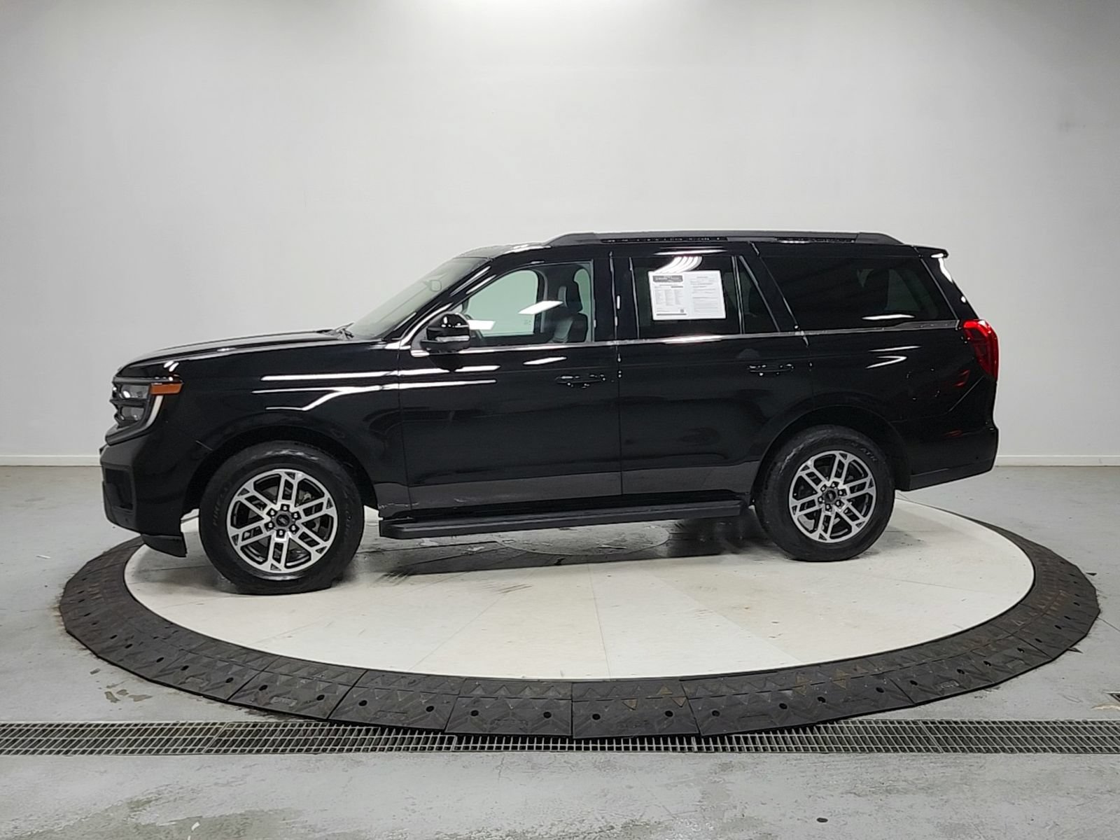 Used 2025 Ford Expedition Active AWD/4WD image 5
