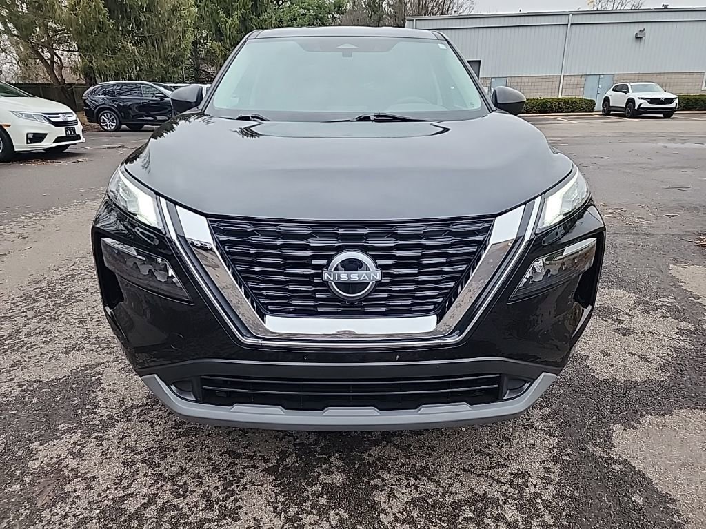 Used 2023 Nissan Rogue S image 2