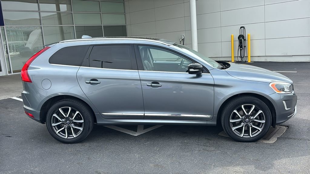 Used 2017 Volvo XC60 T6 Dynamic w/ Preferred Option Package image 28