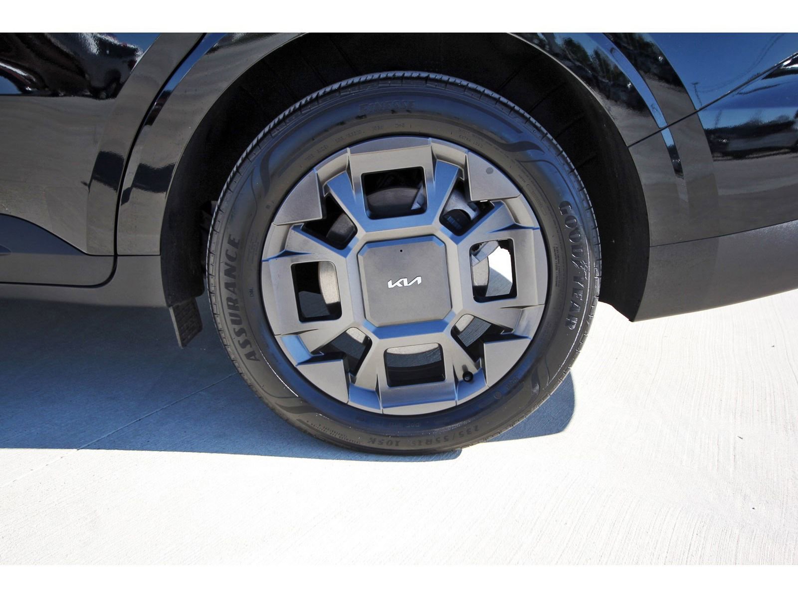 Used 2025 Kia Carnival EX image 30