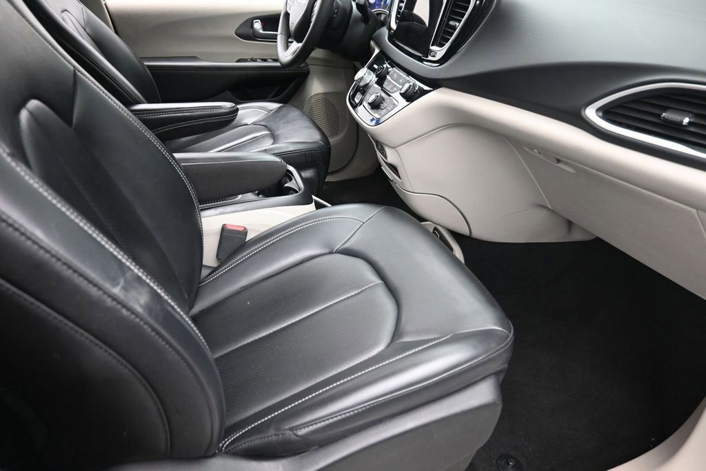 Used 2023 Chrysler Pacifica Touring-L FWD image 7