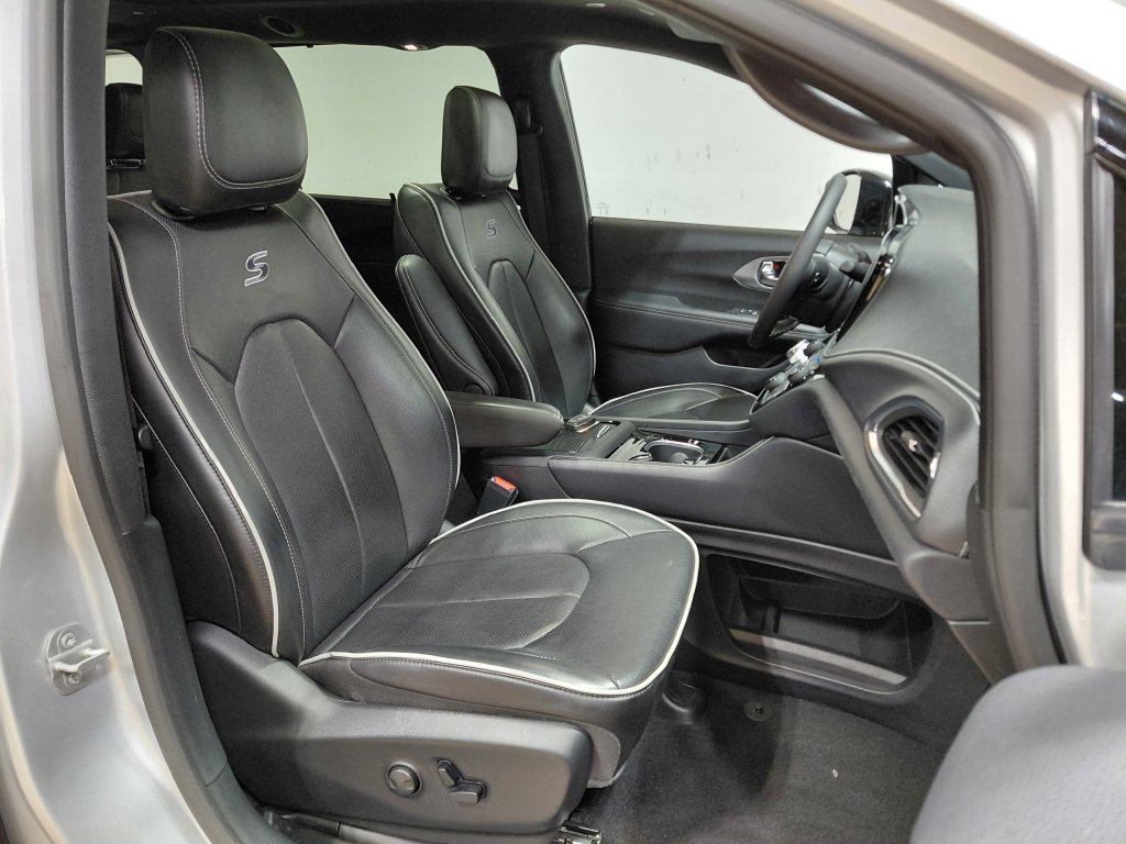 Certified 2026 Chrysler Pacifica Limited w/ S Appearance Package FWD image 35