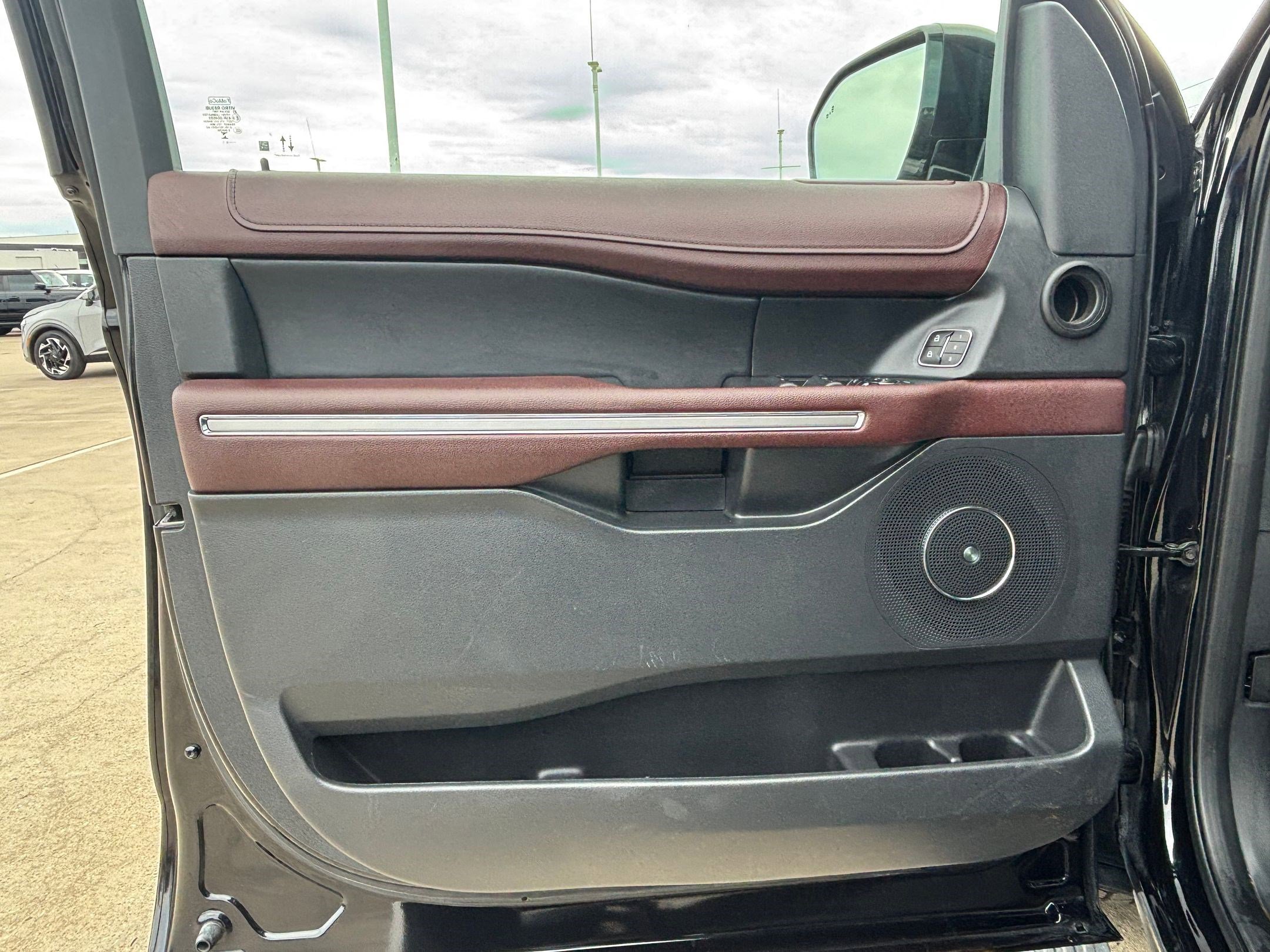 Used 2024 Ford Expedition Limited image 14