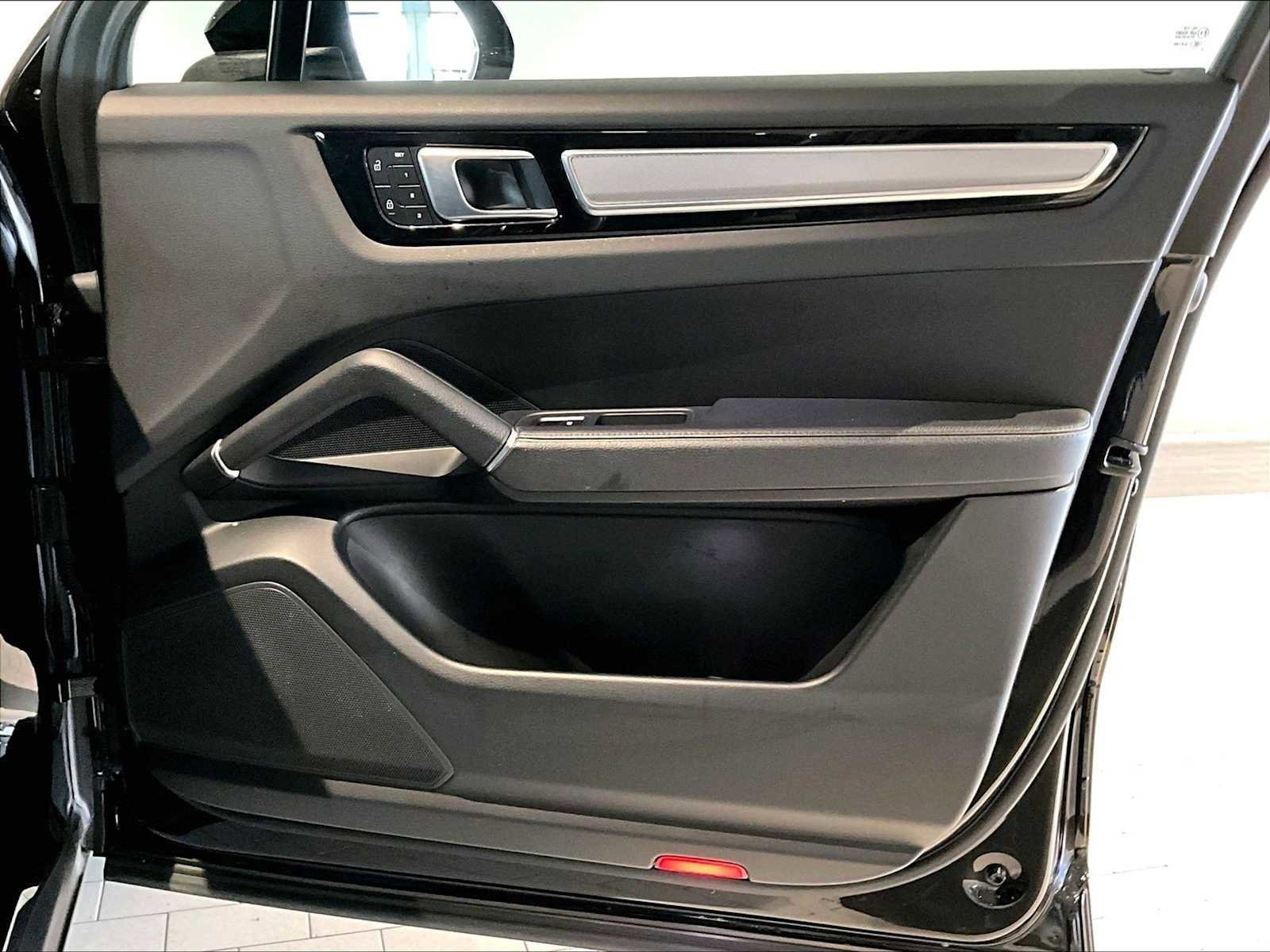 Used 2023 Porsche Cayenne Platinum Edition image 27