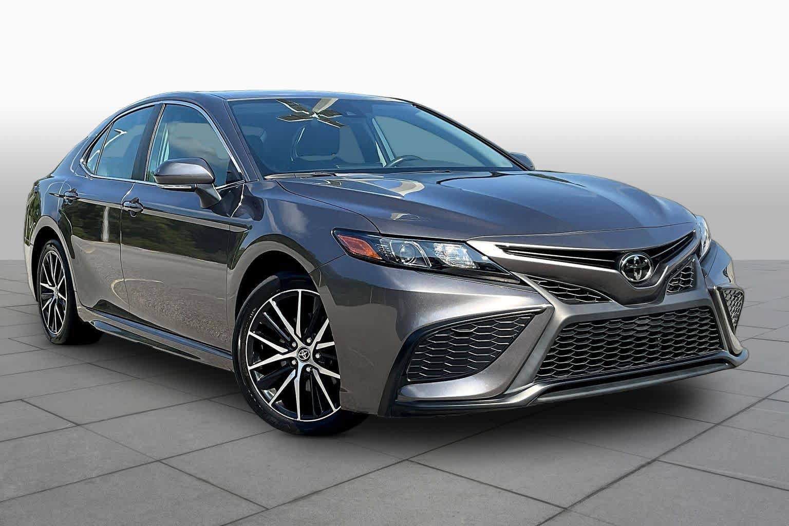 Used 2023 Toyota Camry SE FWD image 3