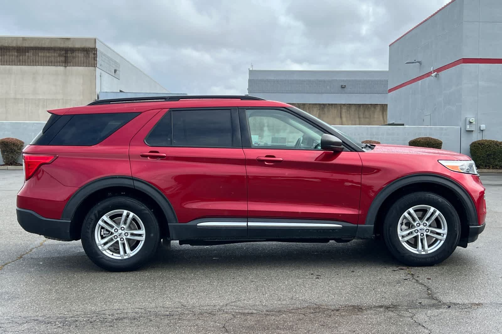 Used 2021 Ford Explorer XLT w/ Equipment Group 202A AWD/4WD image 6