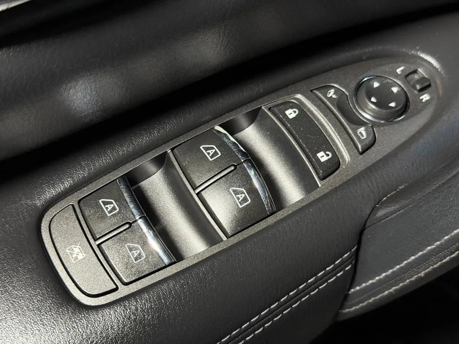 Used 2015 INFINITI QX80 2WD w/ Deluxe Technology Package image 31