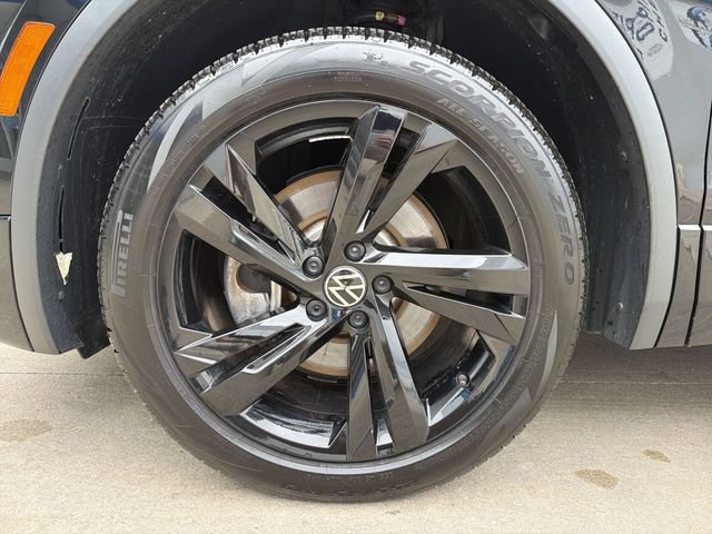 Used 2024 Volkswagen Tiguan SE R-Line AWD/4WD image 12