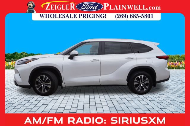 Used 2023 Toyota Highlander XLE image 2
