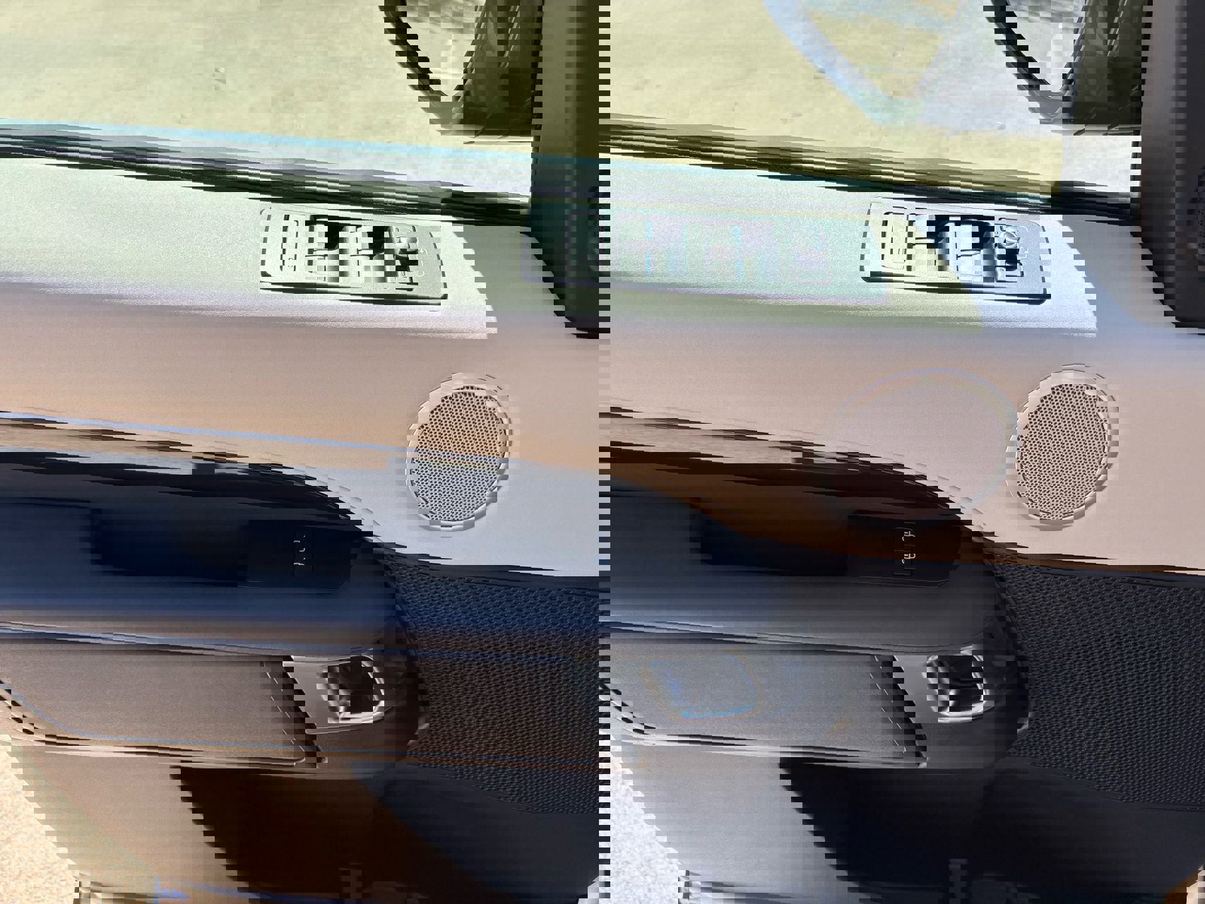 Used 2017 Land Rover Discovery SE image 13