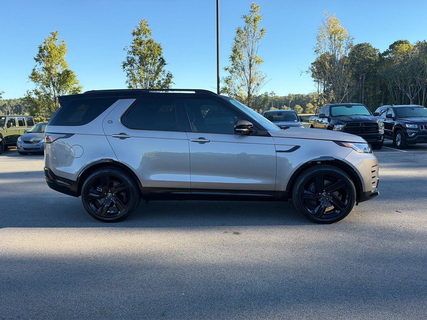 Used 2025 Land Rover Discovery Dynamic SE AWD/4WD image 10