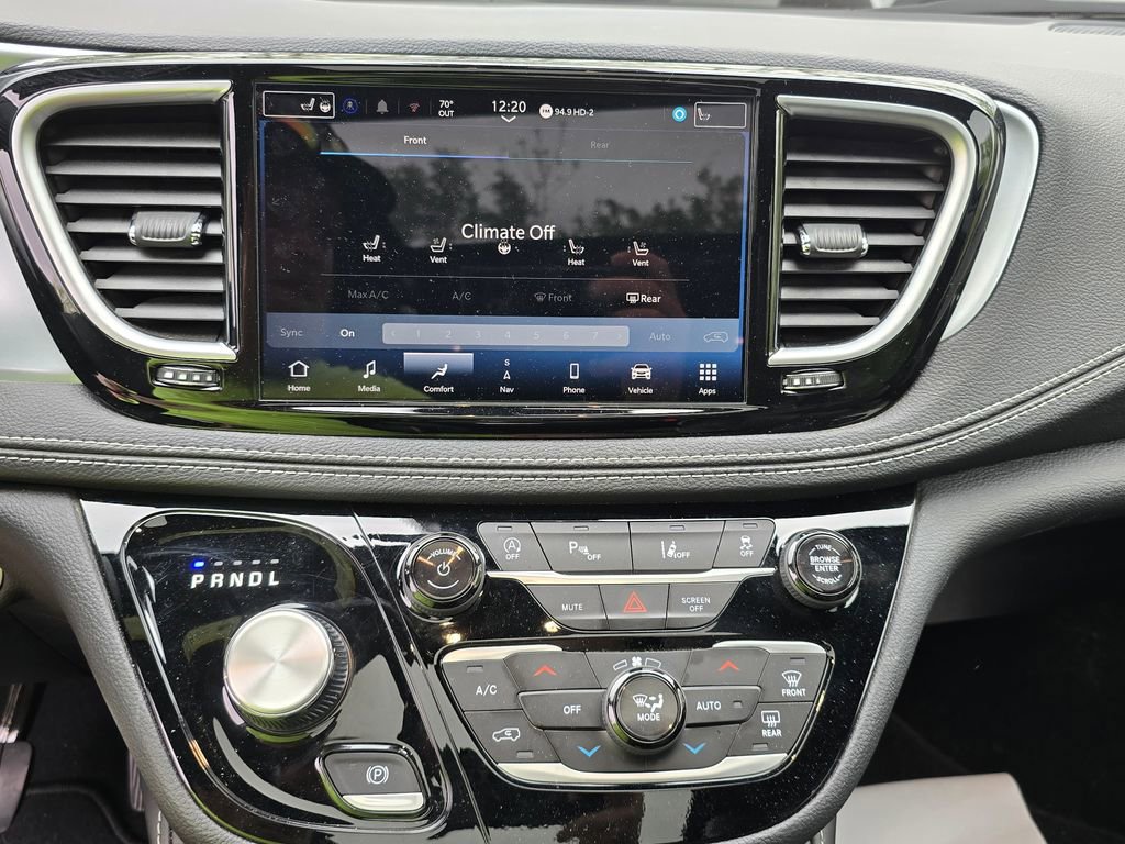 Used 2026 Chrysler Pacifica Limited FWD image 24