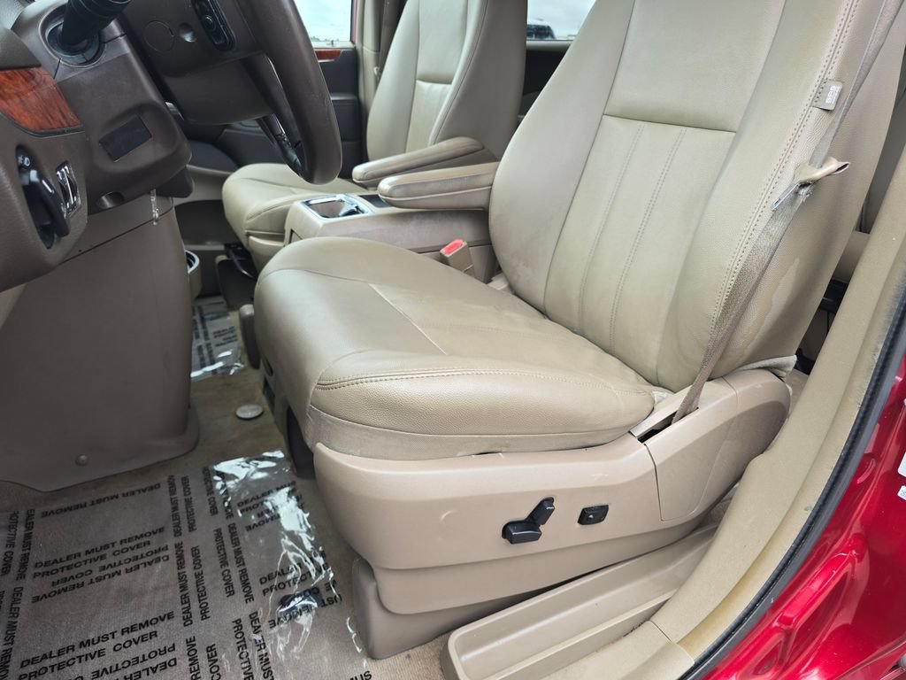 Used 2016 Chrysler Town & Country Touring FWD image 5