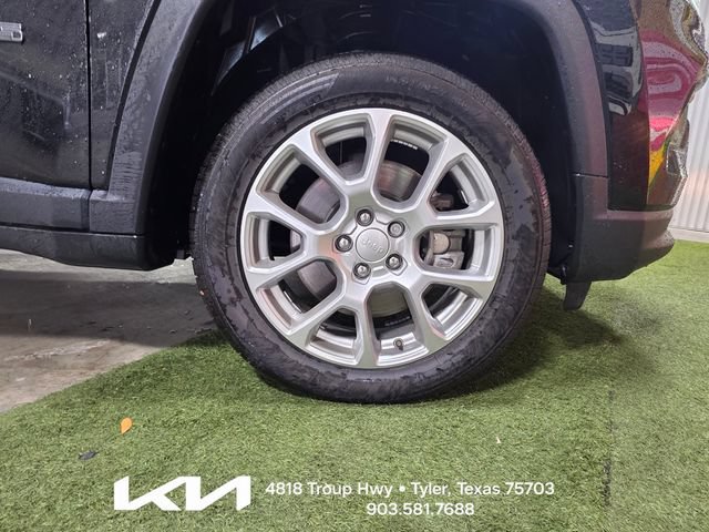 Used 2023 Jeep Compass Latitude AWD/4WD image 3