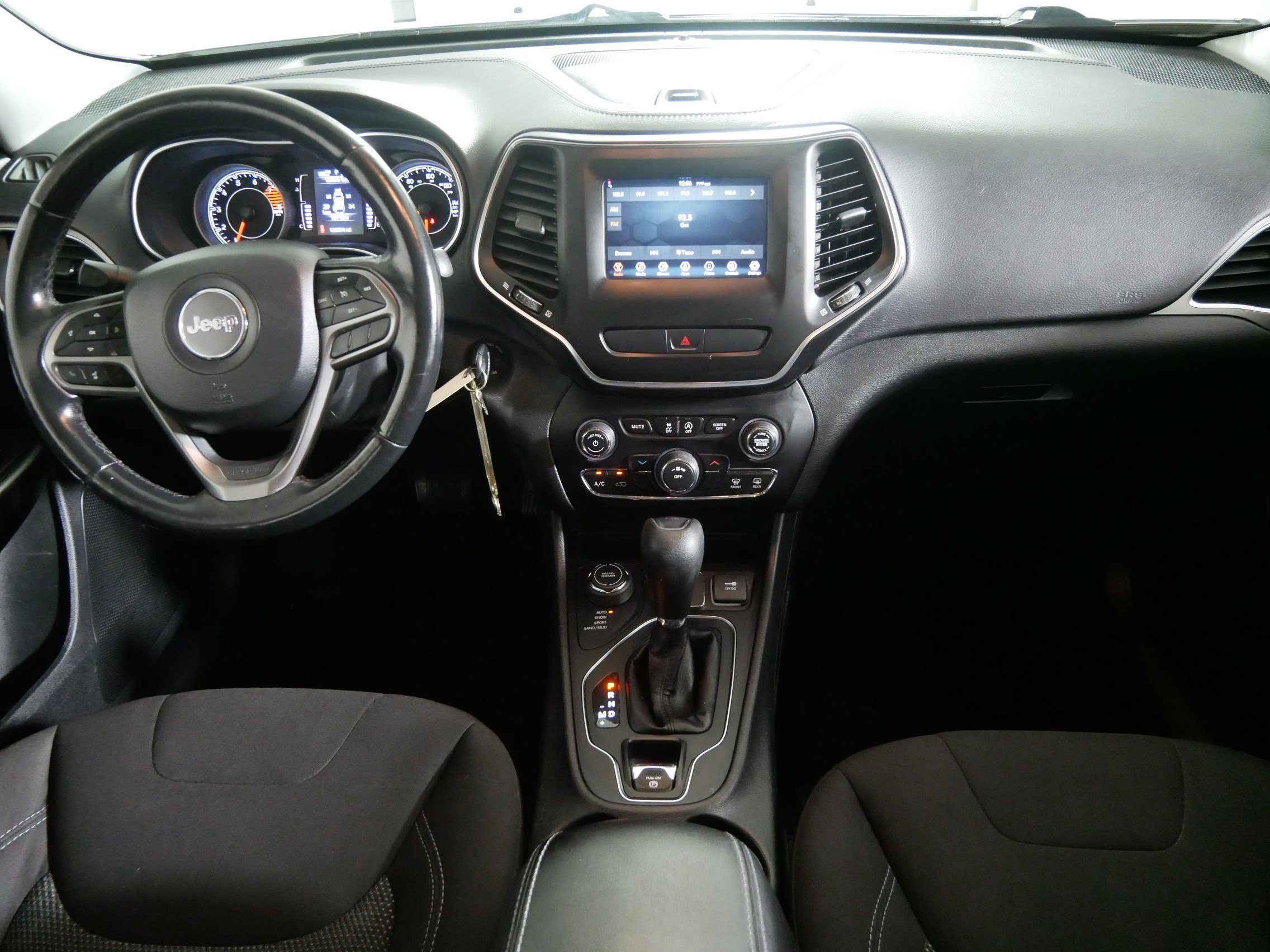 Used 2019 Jeep Cherokee Latitude w/ Cold Weather Group AWD/4WD image 10