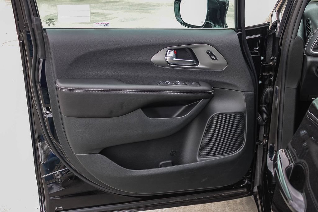 New 2027 Chrysler Pacifica Select FWD image 23