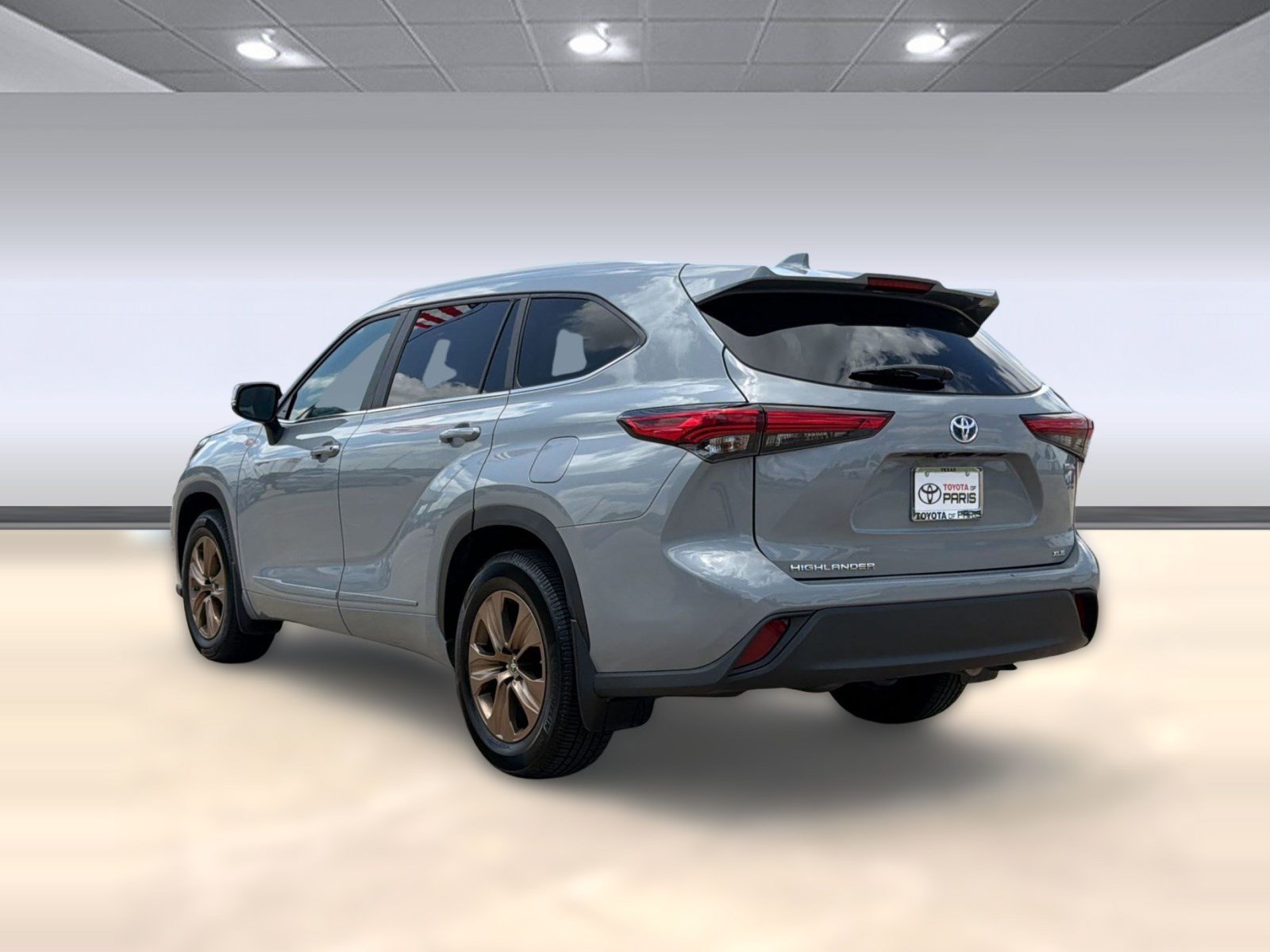 Used 2023 Toyota Highlander Bronze Edition FWD image 3
