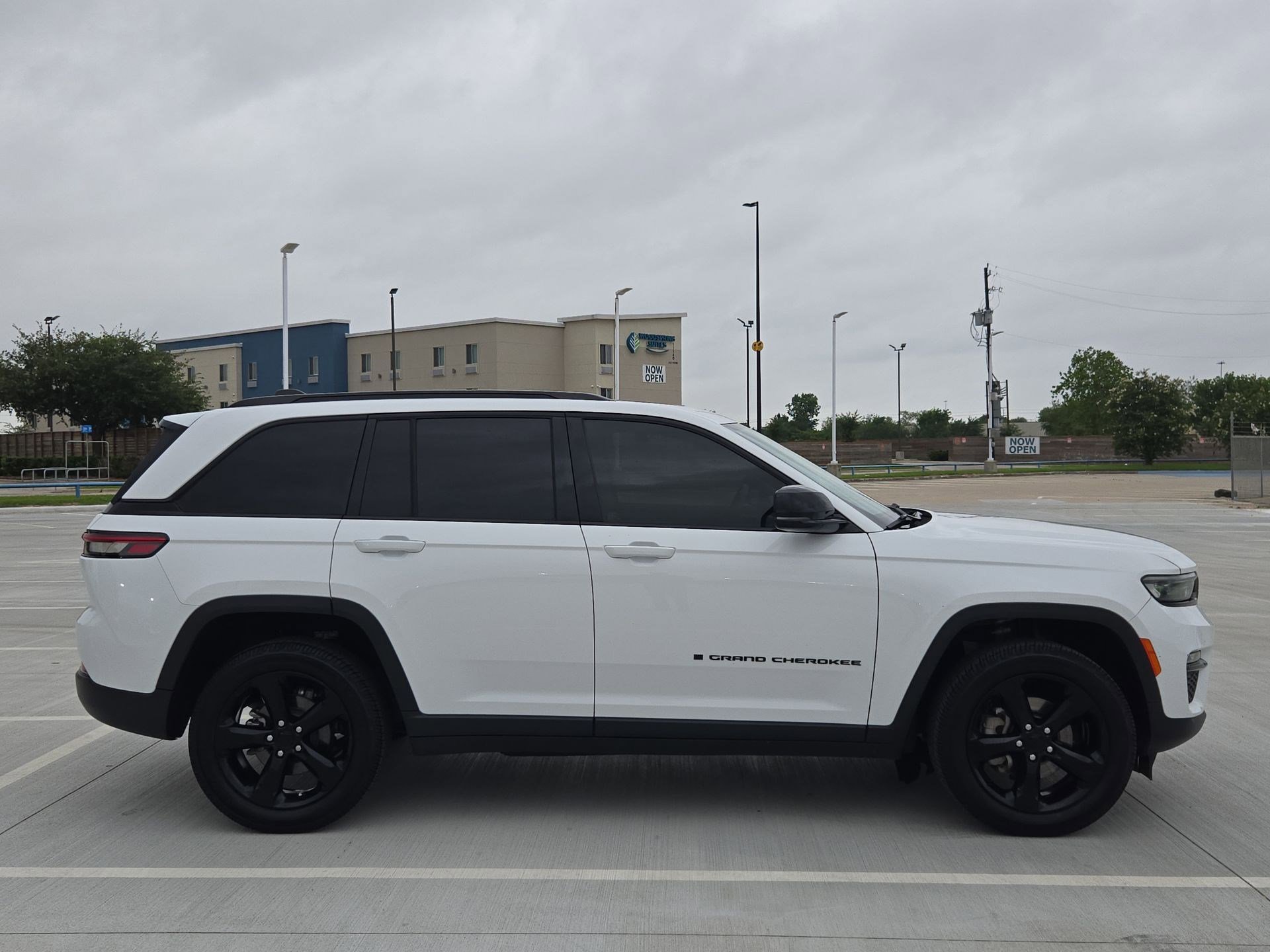 Used 2023 Jeep Grand Cherokee Limited w/ Black Appearance Package AWD/4WD image 2