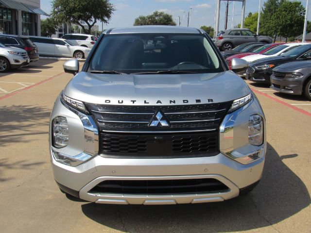 Used 2023 Mitsubishi Outlander SE image 2