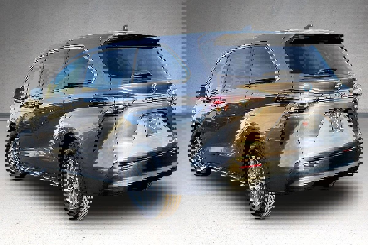 Used 2023 Toyota Sienna LE image 28